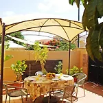 Tropical Oasis Retreat In בית נופש